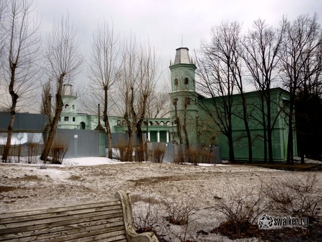 Театр через щелочку в заборе